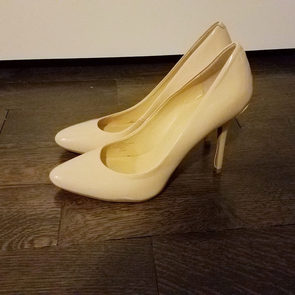 Liz Claiborne Blush Pumps